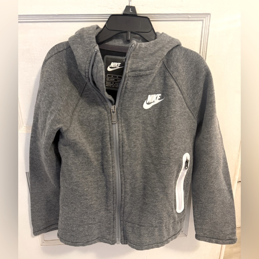 NWOT Nike Hooded Jacket Kids Size 6. (5-6 yrs)